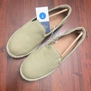 Universal Thread shoe Espadrille Flats Khaki Green slip on New size 7